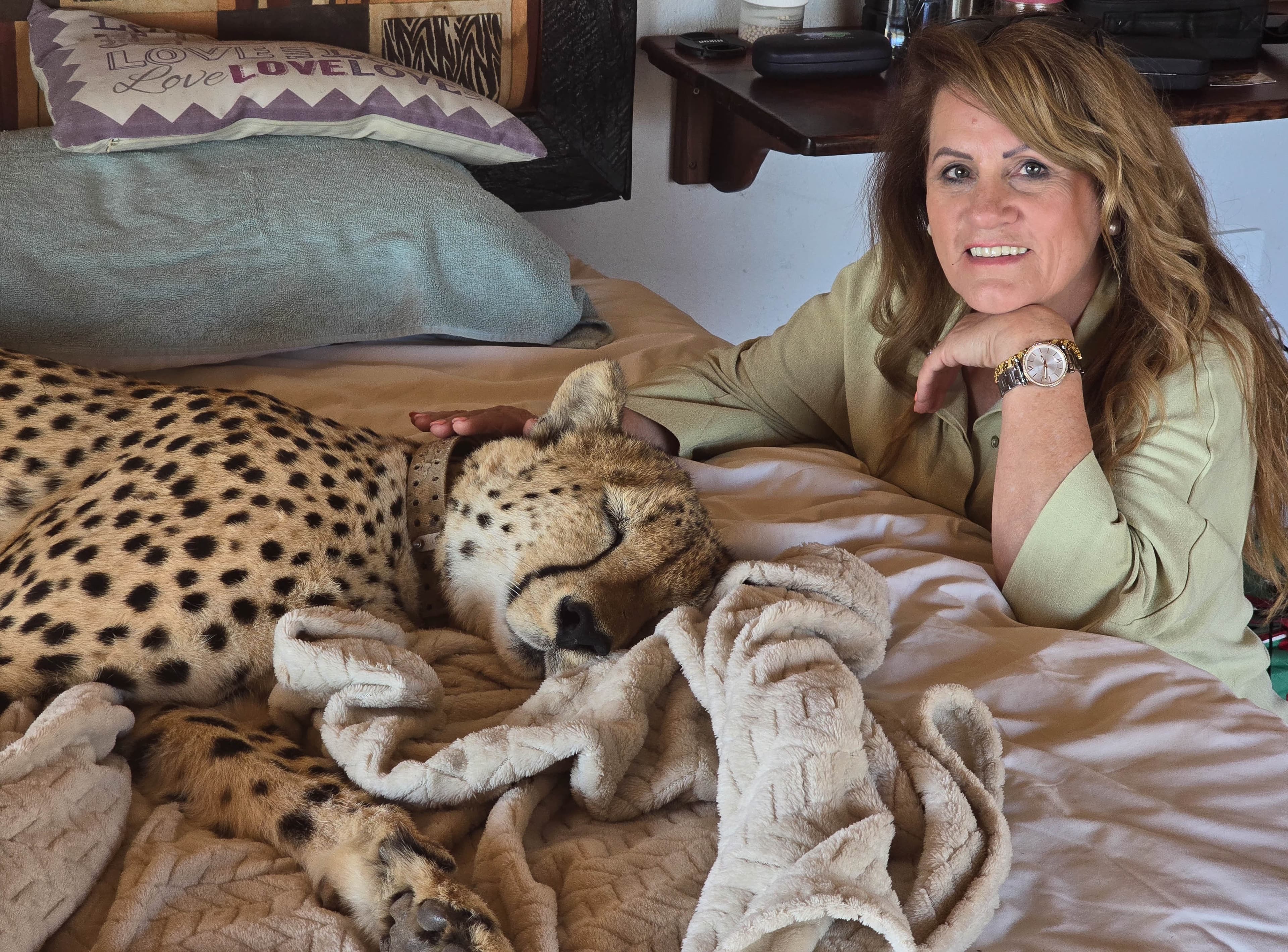 Isabella  van der Slik, wildlife photographer represented by OSEA Wildlife Media